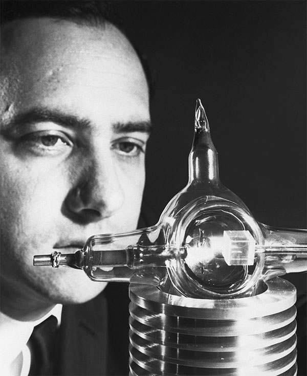 梅曼发明激光器-光通信的开端