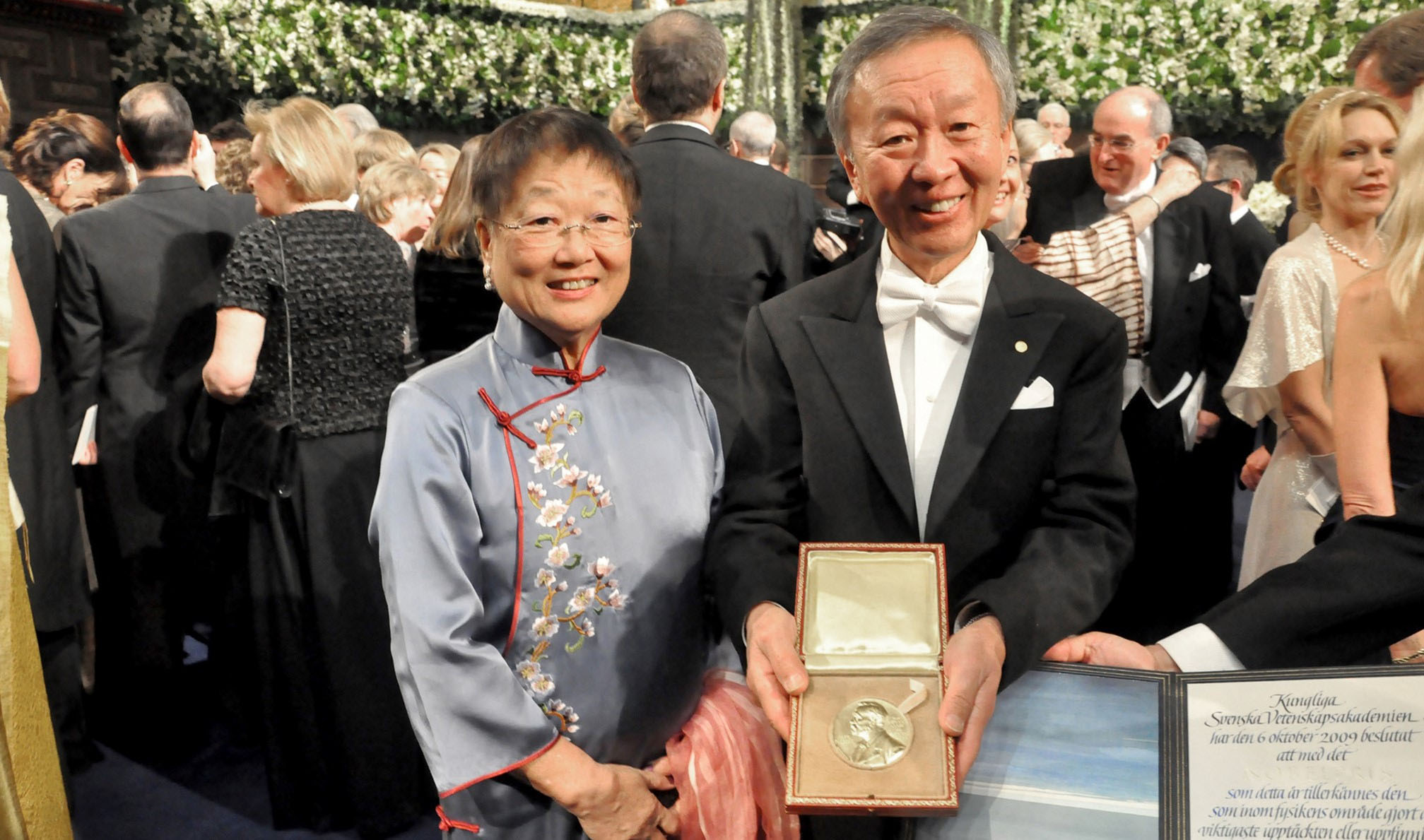 2009年高琨教授领取诺贝尔物理学奖